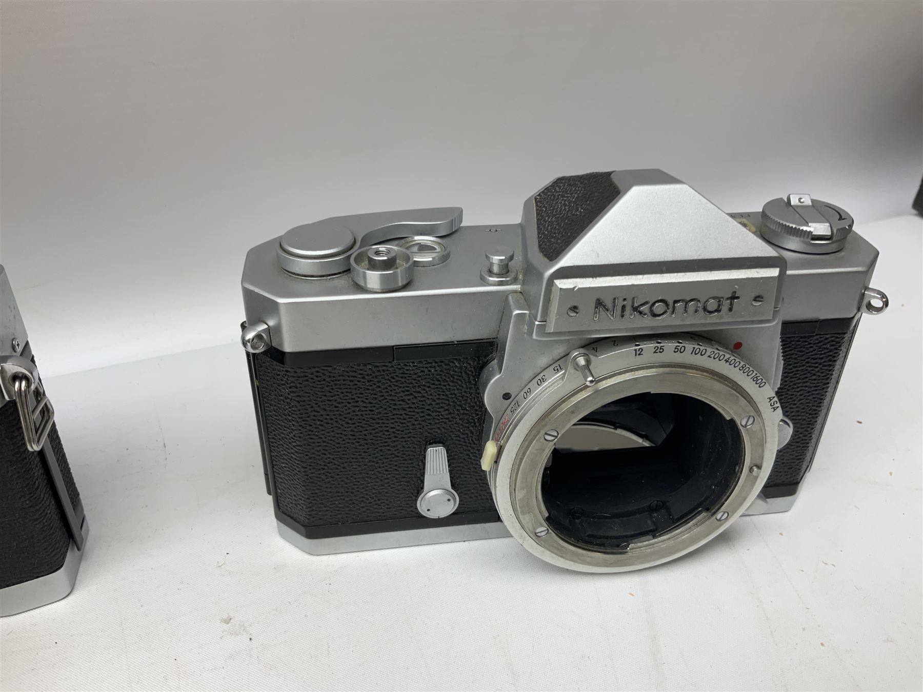 Collection of camera bodies and lenses, to include Contax 159mm, Pentacon FM, Miranda EE, Canon EXee, Praktica IV FB, 'Photax-Paragon 1:5 f=300mm no.312703' lens, 'Sirius MC Automatic 1:2.8 f=28mm, 52 No.934417 etc