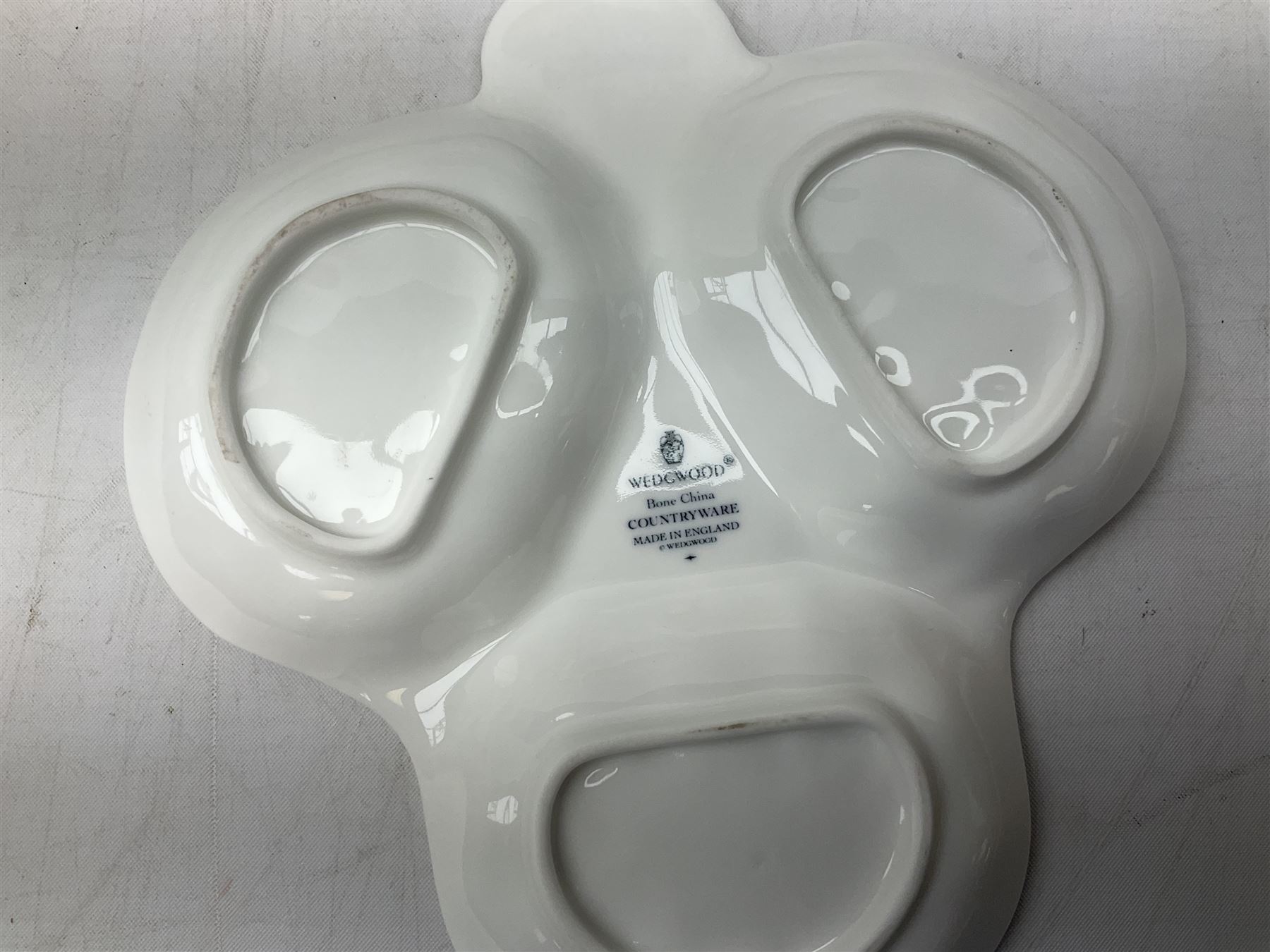 Wedgwood Countryware dinner wares, to include cruets, sauce boat and stand, two jugs etc, together with Wedgwood jasperware boxed HOW Group 40th Birthday 16.5cm plate, Royal Worcester 'Herbs' large sectioned dish and two Hornsea Windrush vases, Sorrento marquetry twin handled tray with musical motif to centre, L40cm, W Widdop brass carriage clock with quartz movement, pellet drum, Whitall Tatum Company No.1 glass insulator, silver plate and other misc etc