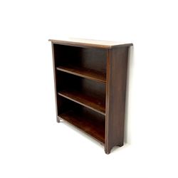 Early 20th century oak bookcase, two shelves, solid end supports