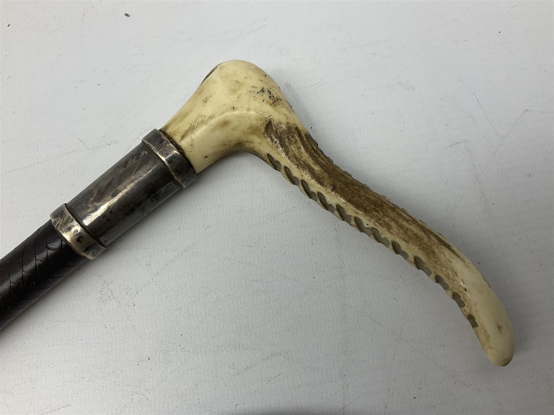 Gentleman's hunting whip, with horn handle and hallmarked silver collar, leather thong and lash, approximate L175cm