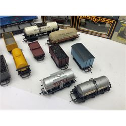 Various makers ‘00’ gauge - large quantity of rolling stock to include boxed Mainline, Graham Farish and Wrenn examples; loose examples to include Hornby, Tri-Ang, Joeuf etc 