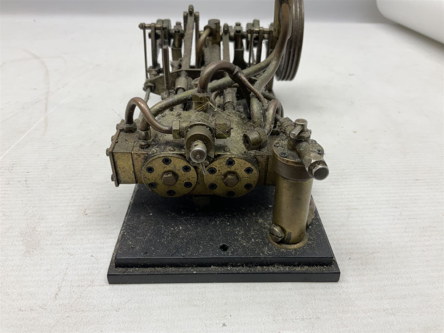 Live steam model of a horizontal mill engine with 7cm flywheel, on oblong bakelite type base L23.5cm