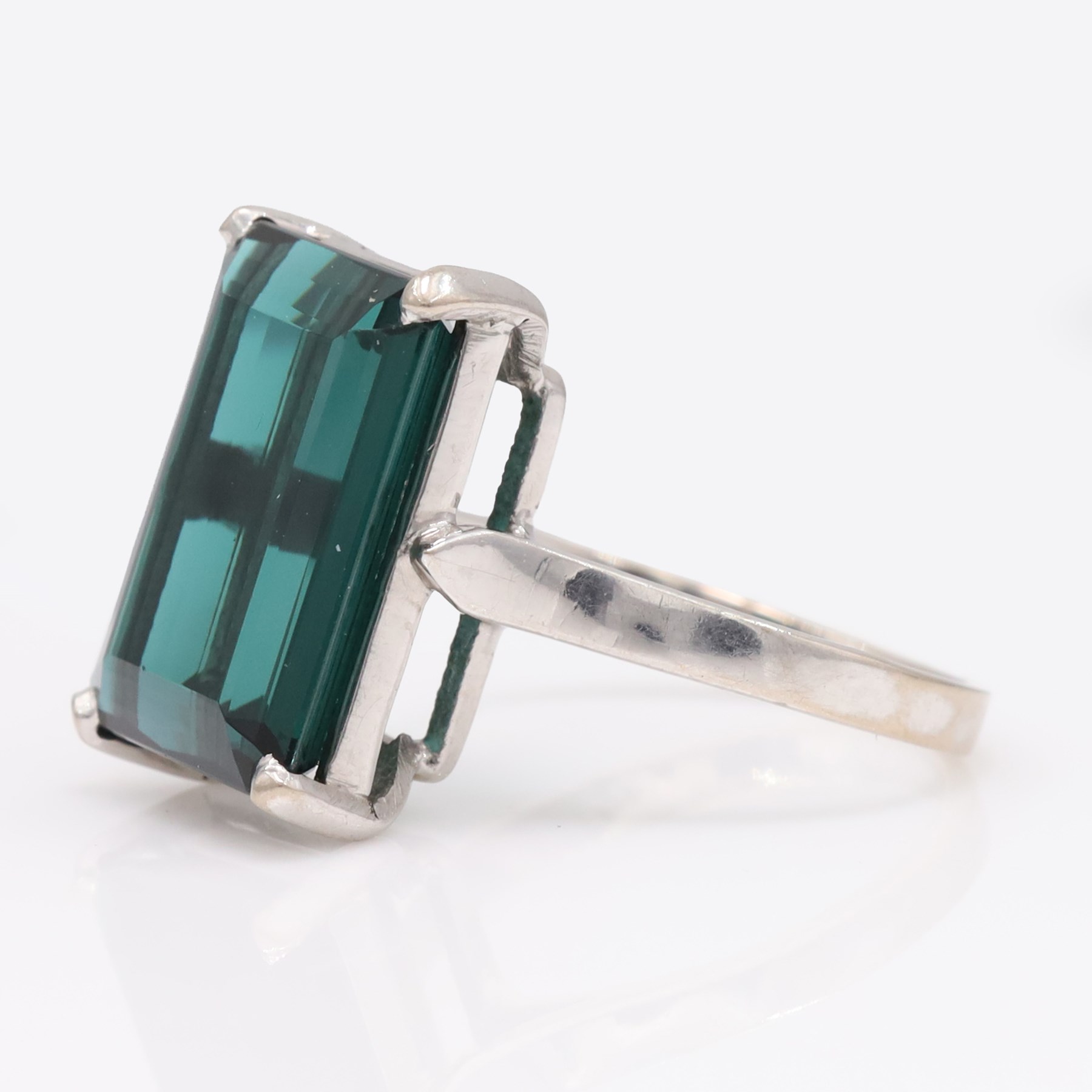 18ct white gold tourmaline ring, four claw set with an emerald cut green tourmaline of approx 6.95 carat, stamped 750
