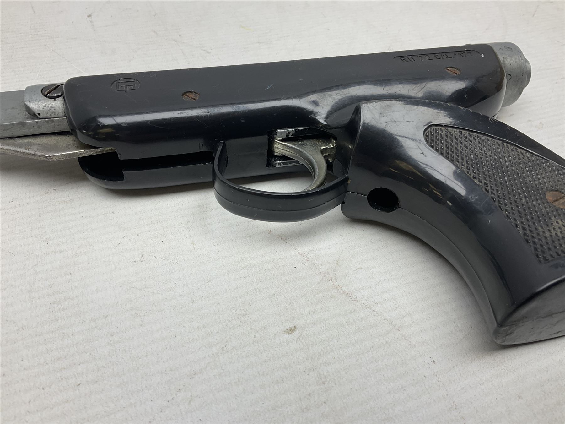 Italian RO72 .177 target air pistol with break barrel action, shaped and chequered grips L32cm