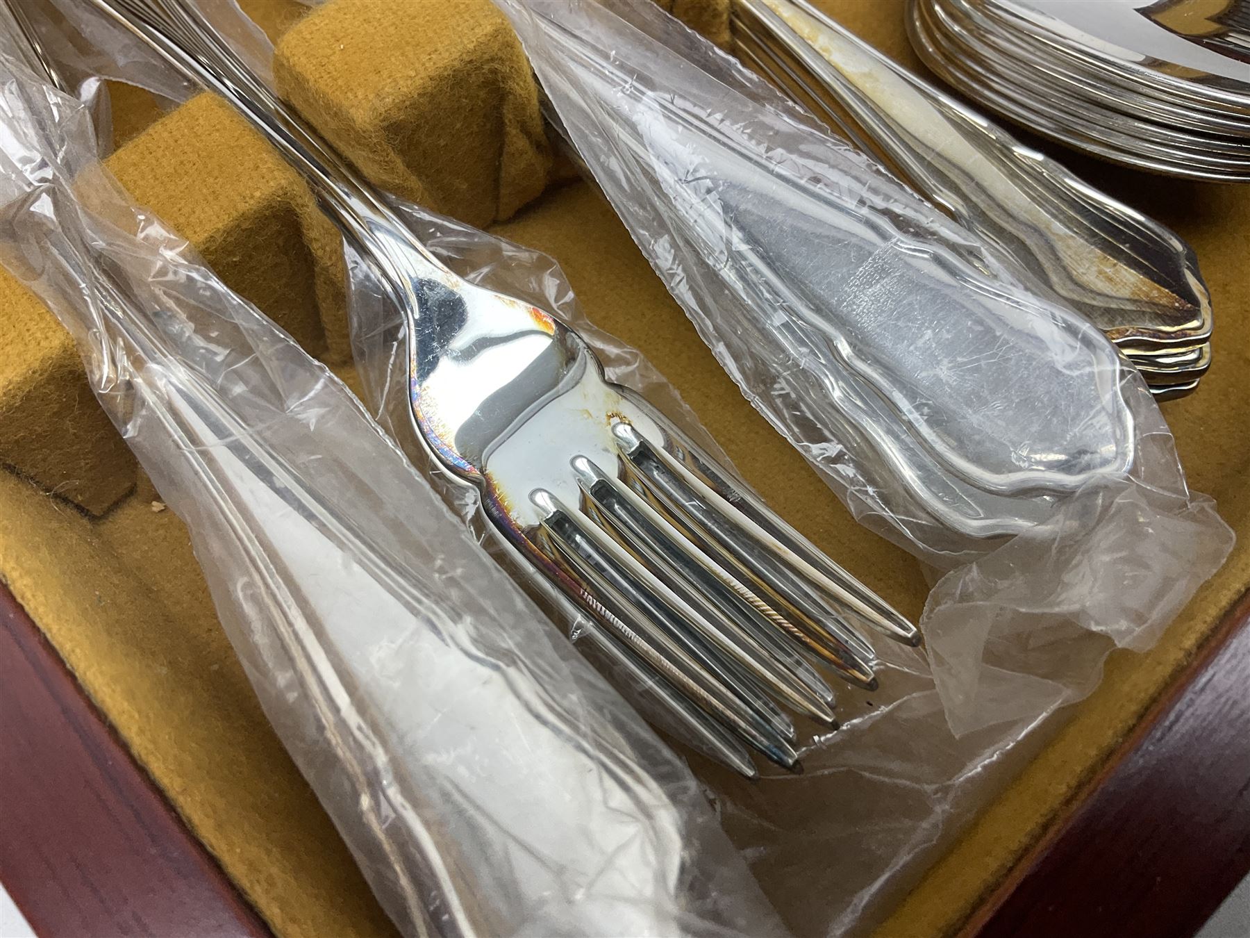 Canteen of Arthur Price Sheffield cutler, for eight