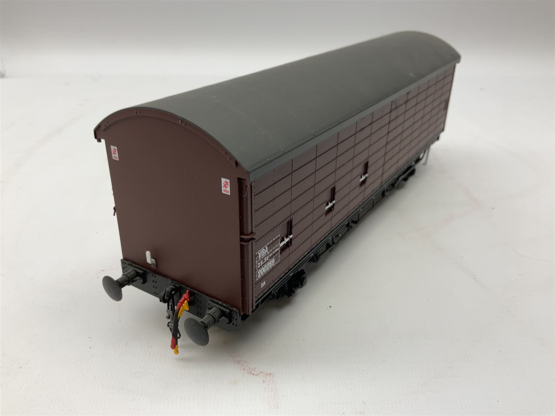 Heljan '0' gauge - Mobil Charringtons red fuel oil Tank no. 1005 and a Railfreight VAA Van in later Bauxite (2)