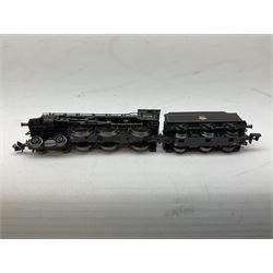 Graham Farish/Bachmann 'N' gauge - Class B1 4-6-0 locomotive No.61139; Class 52 Diesel locomotive 'Western Champion' No.D1015; and Class 66 Diesel locomotive No.EWS66098; all boxed (3)