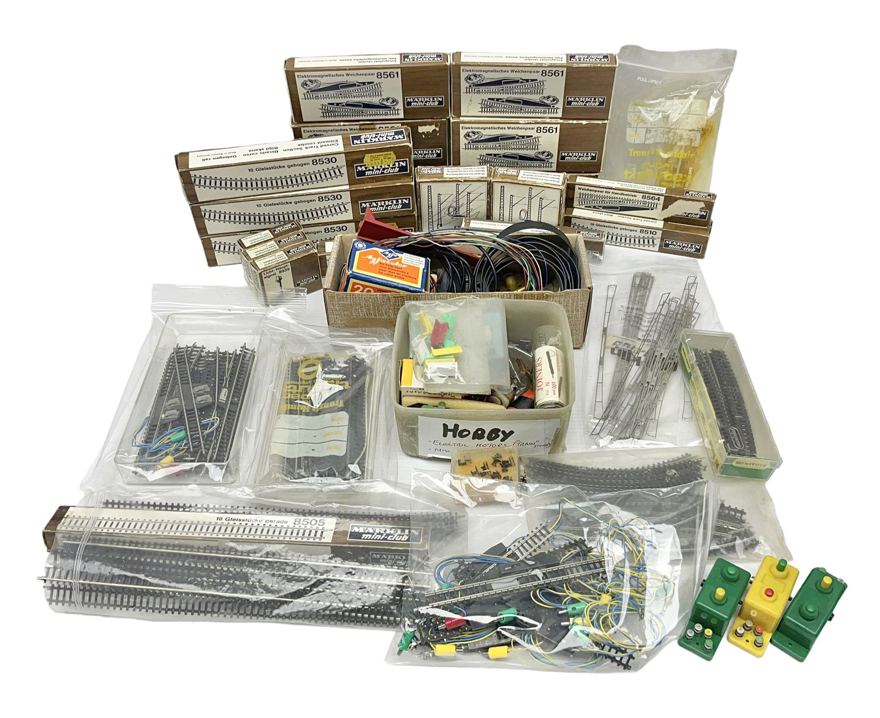 Marklin mini-club 'Z' gauge - quantity of predominantly boxed track including 8505 straights, 8530 curves, 8561 points, 8939 signals, 8591, 8507, 8510, 8564 etc; conductor wire sections with 8911 supports; short lengths, cross-overs, switches and other accessories