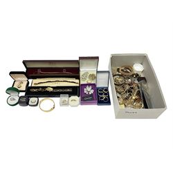 9ct gold flat link necklace chain and a collection of silver and costume jewellery including brooches, necklaces, rings etc