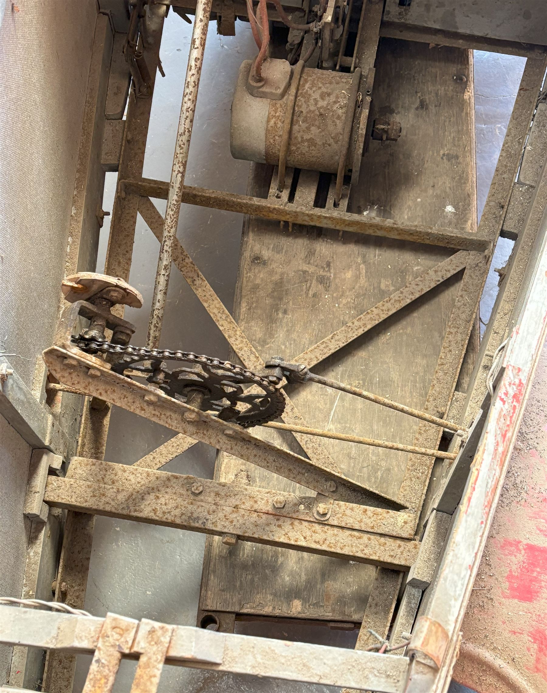 1930's open top two seater electric cycle sports car, in barn find condition, powered by 12v batteries and an electric motor. N.B. There is photographic evidnce to suggest this car was previosuly road registered with 'DMT8' liscence plate. L270cm, W100cm.  - COLLECTION BY APPOINTMENT FROM: The White House, Thirsk Road, Easingwold, York, YO61 3NF - CALL 01723 507111 TO ARRANGE