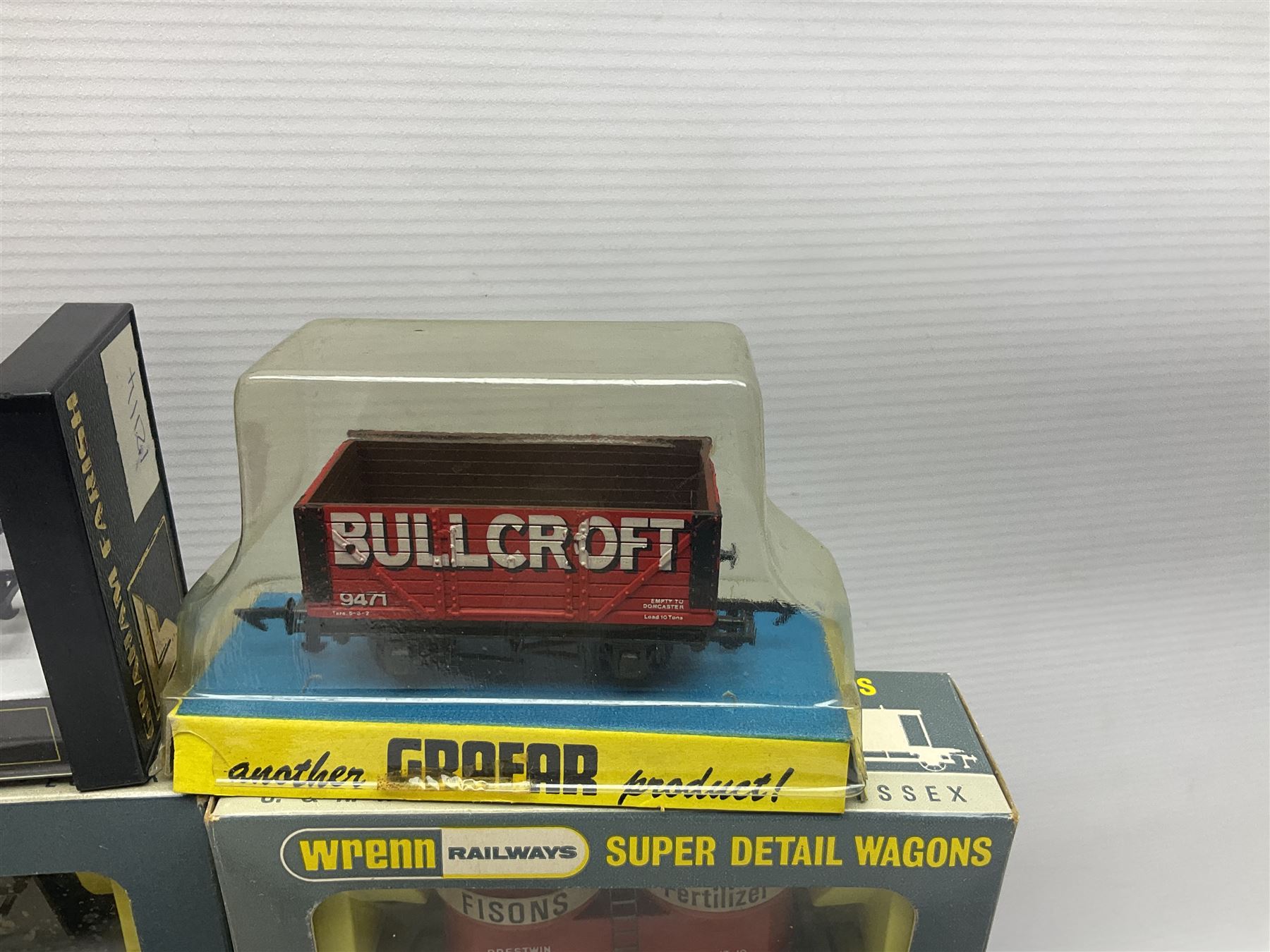 Various makers ‘00’ gauge - large quantity of rolling stock to include boxed Mainline, Graham Farish and Wrenn examples; loose examples to include Hornby, Tri-Ang, Joeuf etc 