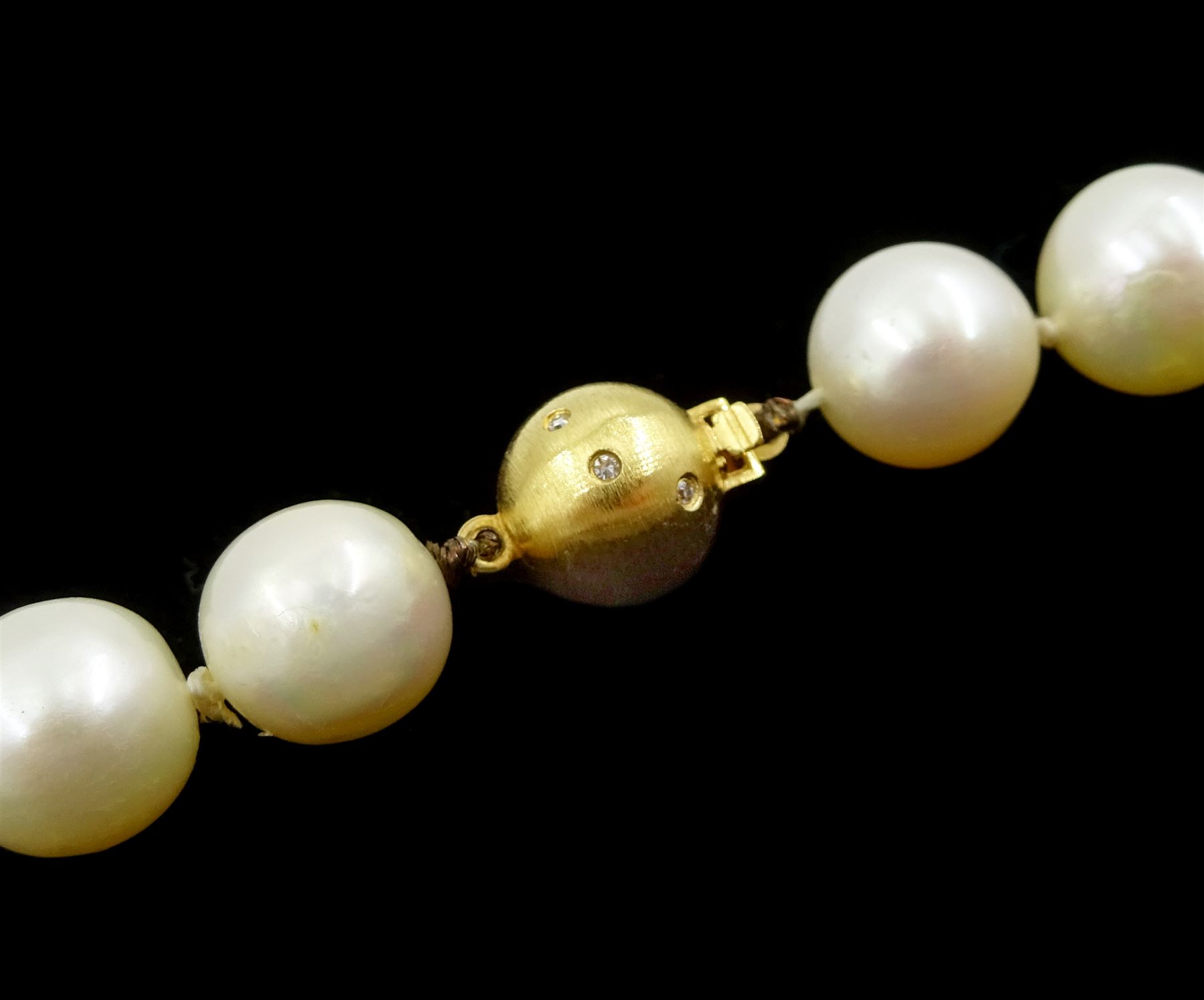 Single strand cultured white / pink pearl necklace, with 18ct gold diamond set clasp, hallmarked