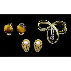 9ct gold jewellery including pair of tigers eye clip on earrings, bow brooch and a pair of pearl clip on earrings
