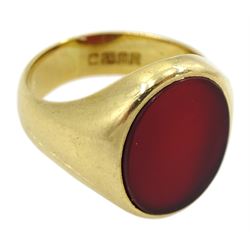 18ct gold carnelian signet ring, Birmingham 1971