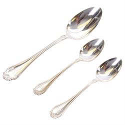 Late 19th/early 20th century American silver Shell & Thread type pattern part canteen, comprising twelve table spoons, twelve table forks, twelve dessert forks, twelve mother of pearl handled butter knives, eleven smaller mother of pearl handled butter knives, eleven teaspoons, twelve pastry forks, six parfait spoons, and large soup ladle, marked for Mermod, Jaccard & Co., St Lois, Missouri, also marked Sterling