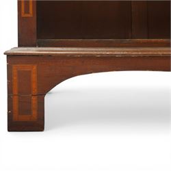 Quality Edwardian inlaid mahogany triple-column open bookcase, projecting cornice over a satinwood banded frieze, fitted with fourteen adjustable shelves with strung facias, the shaped apron on bracket feet
