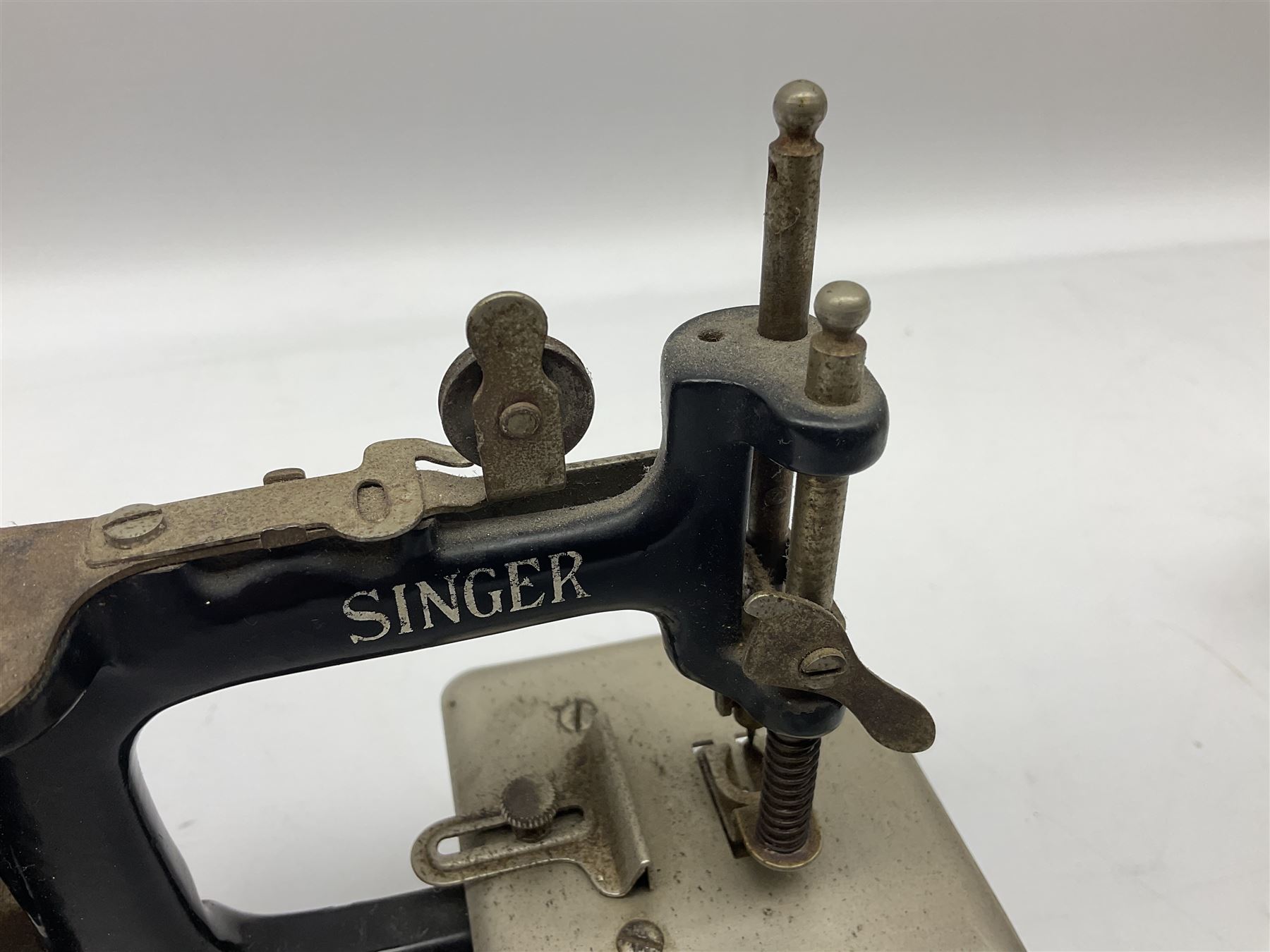 Singer mini sewing machine, together with Holly hobbie mini sewing machine and other sewing machine models, Singer H15cm