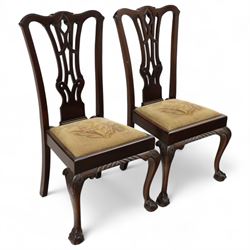Early 20th century Georgian design mahogany dining suite, comprising an oval table with ga...