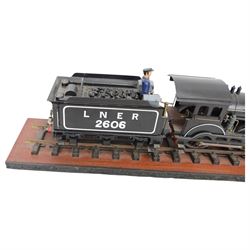 Kit-built Gauge 1 remote controlled 4-4-0 locomotive and tender no. 2606 in LNER black, on wooden plinth