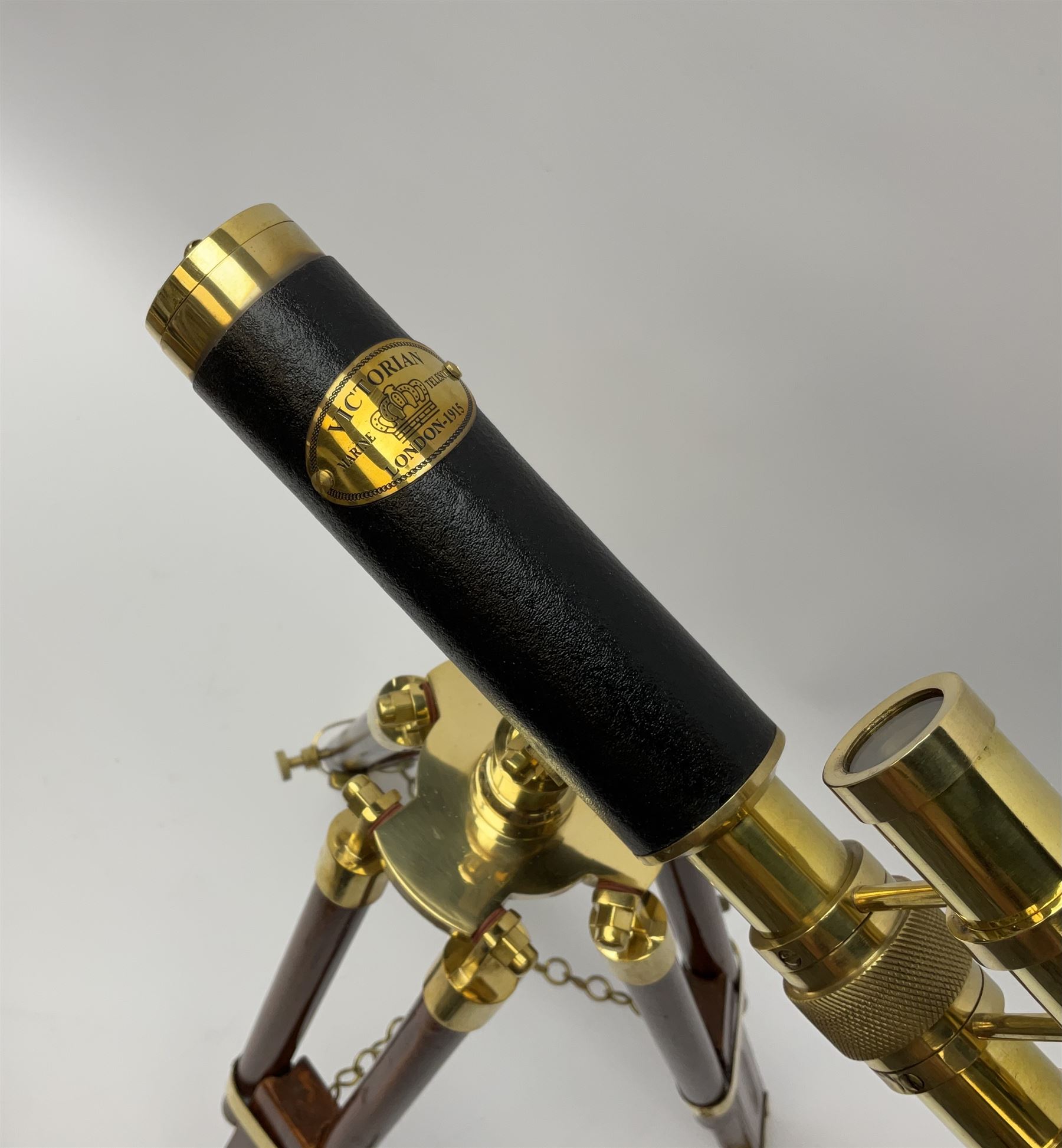 Reproduction telescope on extendable stand, H44cm when fully extended 