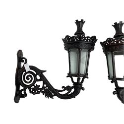Pair of Victorian design cast metal garden wall lamp and bracket, the support pierced and decorated with scrolling and foliate detail (2)