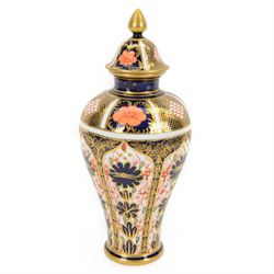 Late 20th century Royal Crown Derby Imari 1128 pattern vase and cover, of baluster form with domed lid, with printed marks beneath including lid H23cm