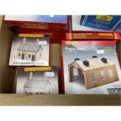 Hornby '00' gauge - nineteen construction kits for trackside buildings and accessories including Grand Suspension Bridge, London Road Station, River Bridge, Viaduct, Engine Shed, Railway Cottages, Water Towers, Girder bridge, Houses, Bell Inn etc; all boxed (19)