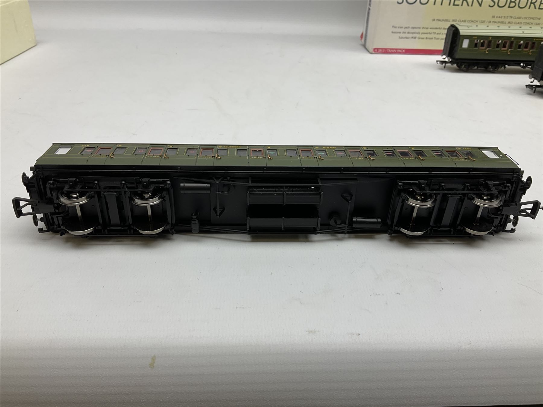 Hornby '00' gauge - 'Southern Suburban 1938' Coach Pack, DCC ready 