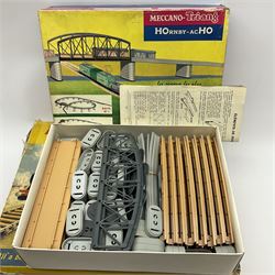 Hornby '00' gauge - Ready-to-run set with plastic 0-4-0 tank locomotive, two wagons, brake van, controller and track, boxed with instructions; and French Meccano-Tri-ang HOrnby-AcHO Boite D'Elements De Pente No.1 (sloping track kit), boxed with instructions (2)
