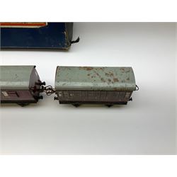 Hornby '0' gauge - Passenger Set No.21 with clockwork No.20 type 0-4-0 tender locomotive No.60985, two coaches and track, boxed; and Tank Passenger Set No.101 for spares or repair with clockwork No.101 type 0-4-0 tank locomotive No.2270, three coaches and track, boxed (2)