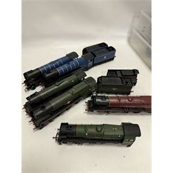 Twelve '00' gauge steam locomotives and tenders, by various makers including Bachmann, Mainline and Hornby etc, all unboxed