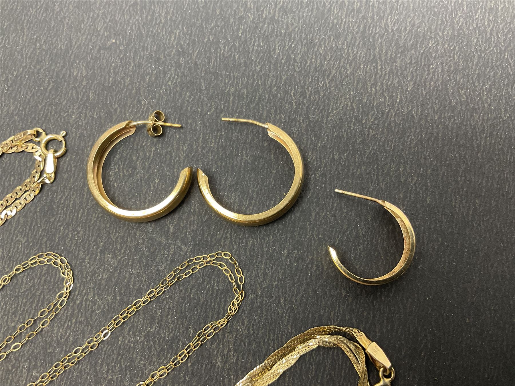 9ct gold jewellery, including gate bracelet, cross pendant, hoop earrings, two chain necklaces and a sapphire pendant necklace