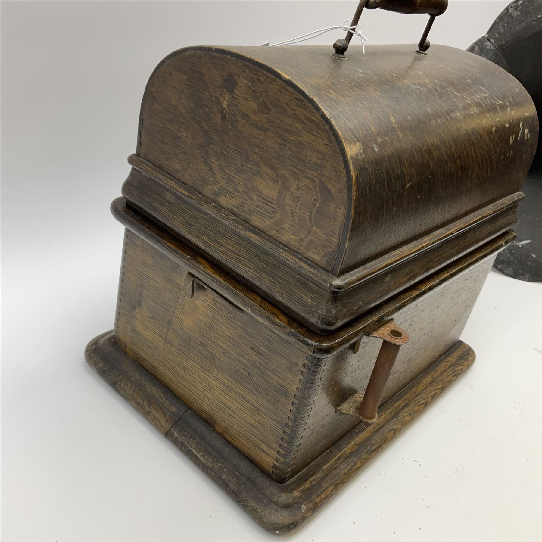 Early 20th century oak cased Edison Standard Phonograph with Model R 4-minute reproducer and brass horn, serial no.572593, last patent date 1905, with cover and cranking handle W33cm