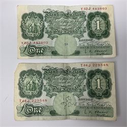 Banknotes including four Bank of England O'Brien one pound notes 'Y52J', 'T44J', 'T92J' and 'S23J', various ten shillings, two Somerset ten pounds 'CU20' and 'AW12', Page one pound notes, Bank of Scotland and other Scottish one pound notes etc