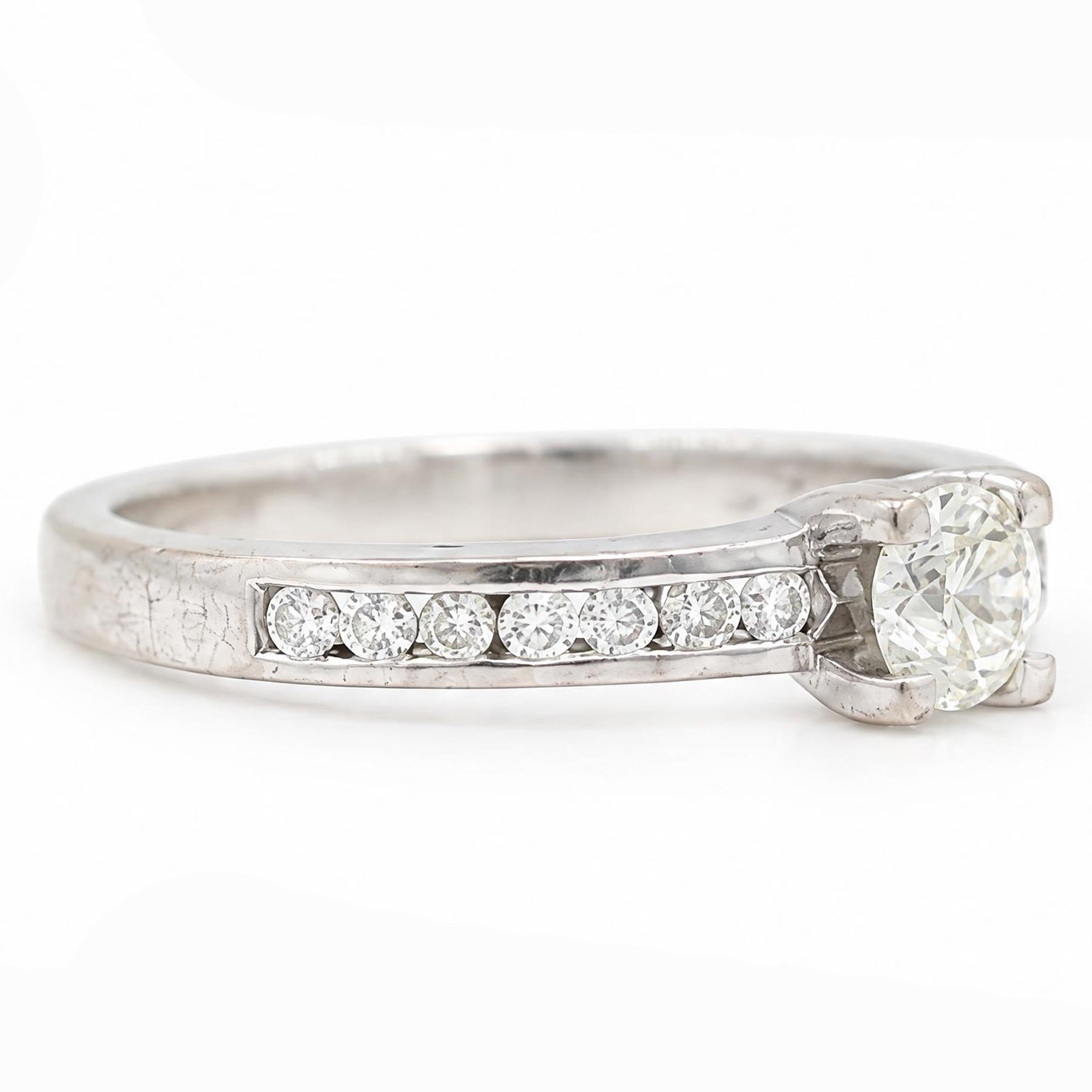18ct white gold diamond ring, four claw set with a single round brilliant cut diamond of approx 0.40 carat and diamond set shoulders, London 2011