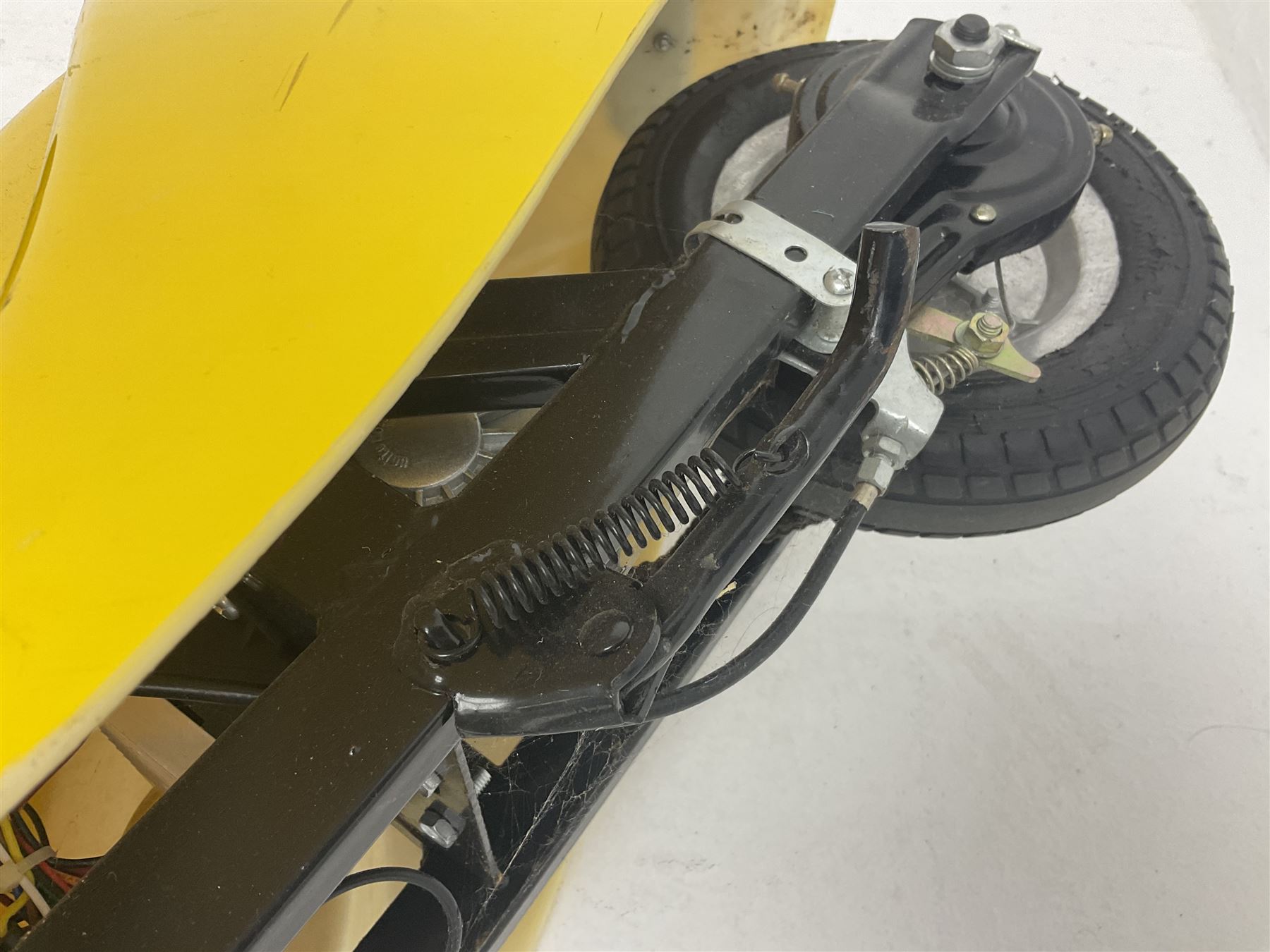 E-Scooter yellow electric 2-wheel scooter with seat and charger L106cm