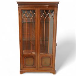 20th century Georgian design mahogany display cabinet with illuminated interior, dentil mo...