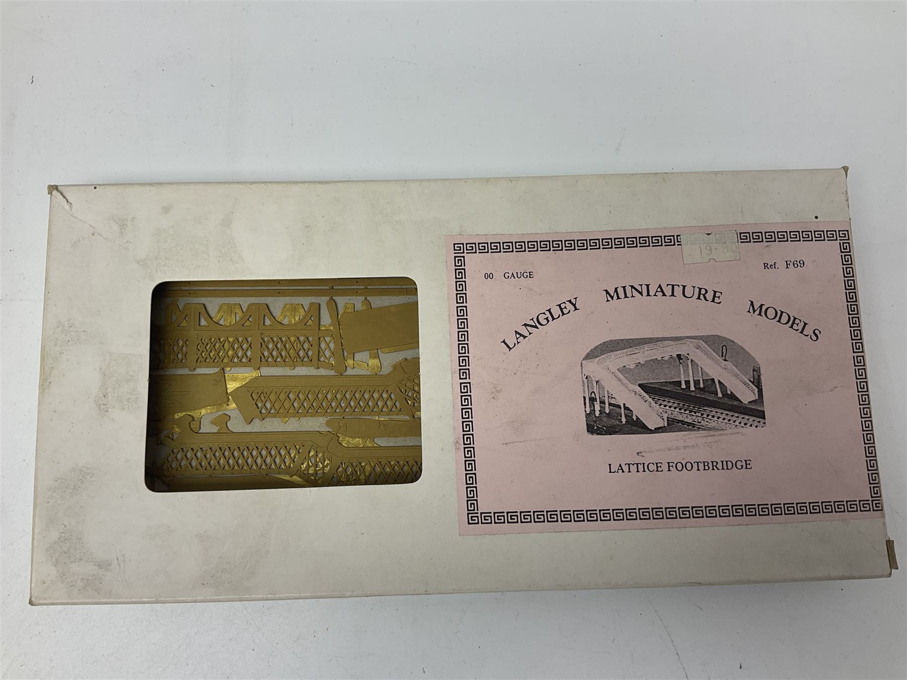 '00' gauge layout accessories - Langley Miniatures Footbridge kit, wagon kits by Nu-Cast, Colin Ashby, Slaters etc, layout chippings, fencing, sprues of figures and accessories, switches and motors, Peco Lectrics, name plates, transfers etc; most boxed or packaged