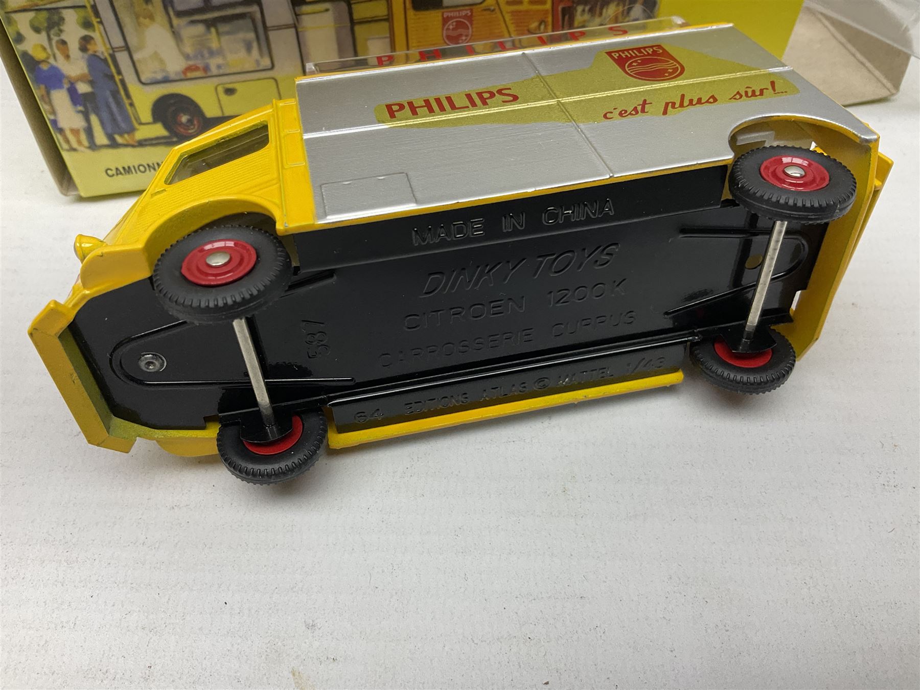 Ten Atlas Dinky die-cast models and accessories including, Bedford TK Tipper no. 435, Austin Wagon no. 412, two Miniatures, 25 O Camion Laiter, 'Panneaux De Signalisation Routiere' and others (10)