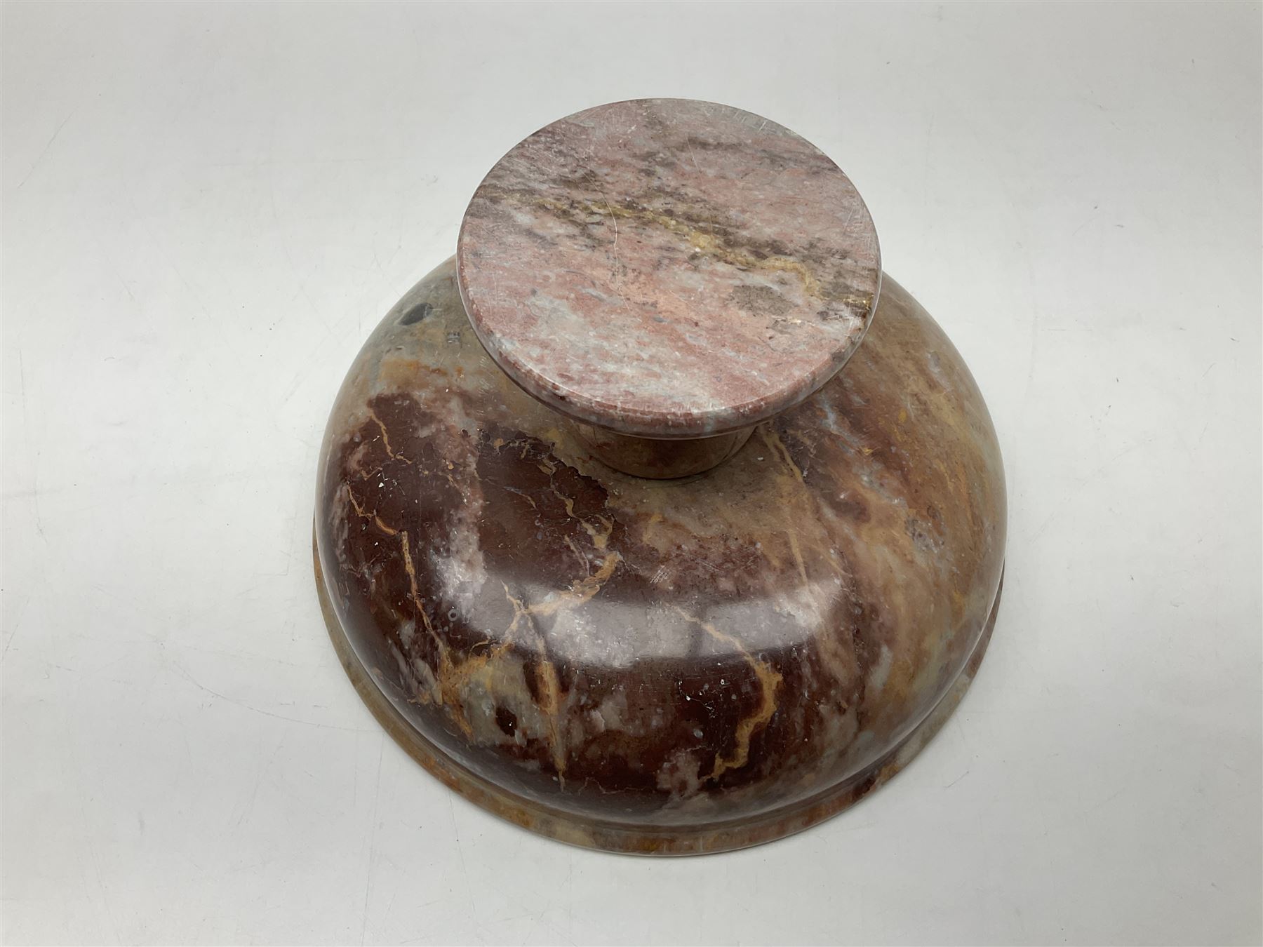 Pink veined marble bowl, of circular form, upon a spreading circular foot, D22cm, H12cm