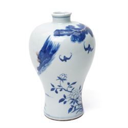 18th century Chinese blue and white meiping vase, decorated in blue and white with deer in a landscape, unmarked, H20cm
