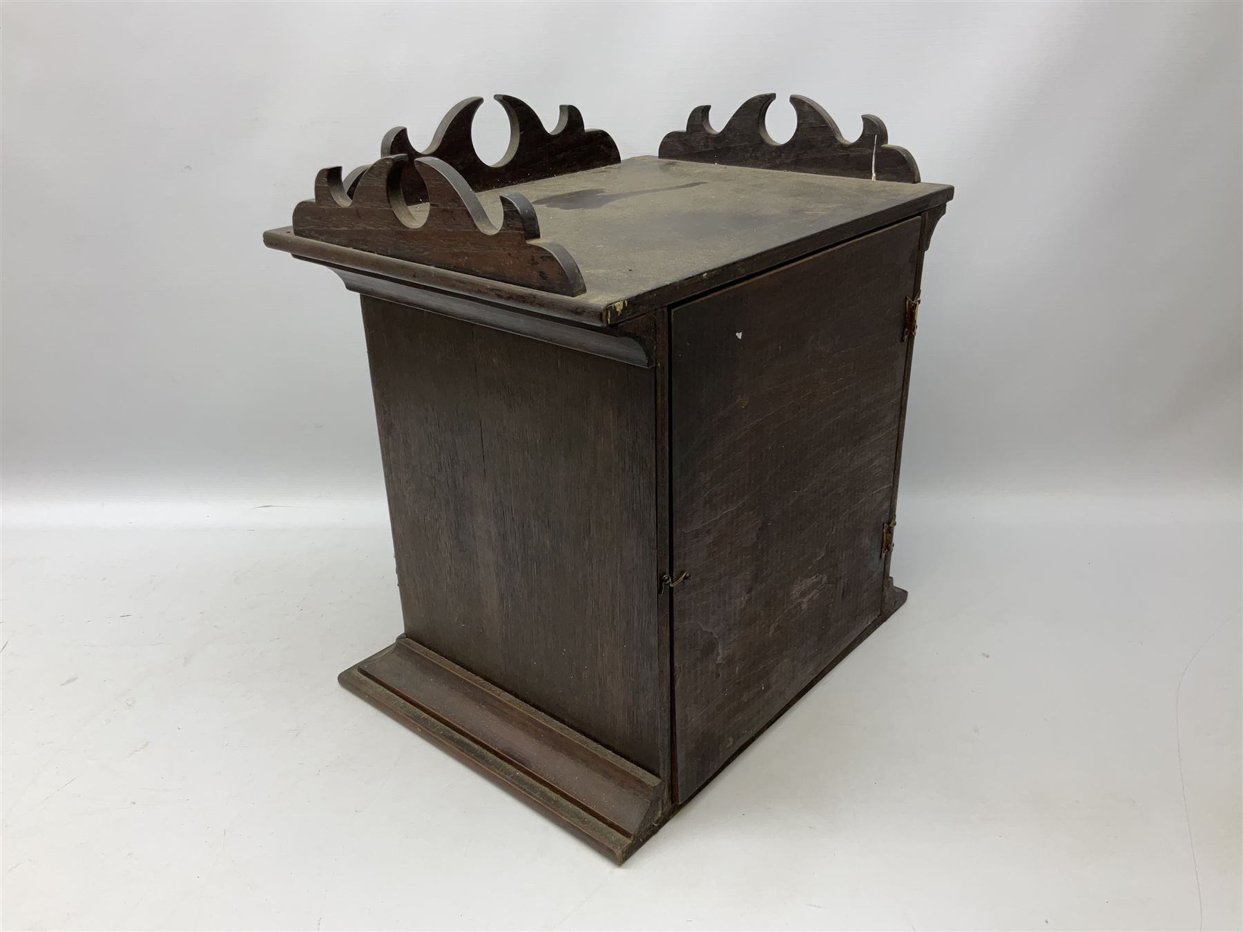 King Edward cigars countertop display advertising cabinet, with 'King Edwards Cigars' upon the glass and back opening door, H45cm, L42cm