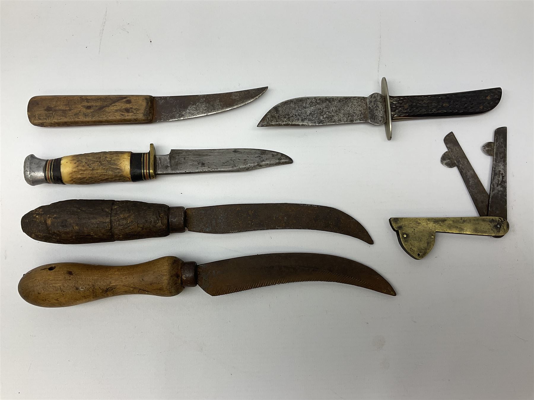 Veterinary fleams and other tools together with various veterinary books, including Hewthorn's Veterinary Guide, Farms and Farming - Vince, Veterinary Practice at Home, etc., and a collection of folding pocket knives, pen knives, hunting knife, etc.