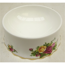  Royal Albert Old Country Roses tea and dinner service for six persons and a pet bowl  