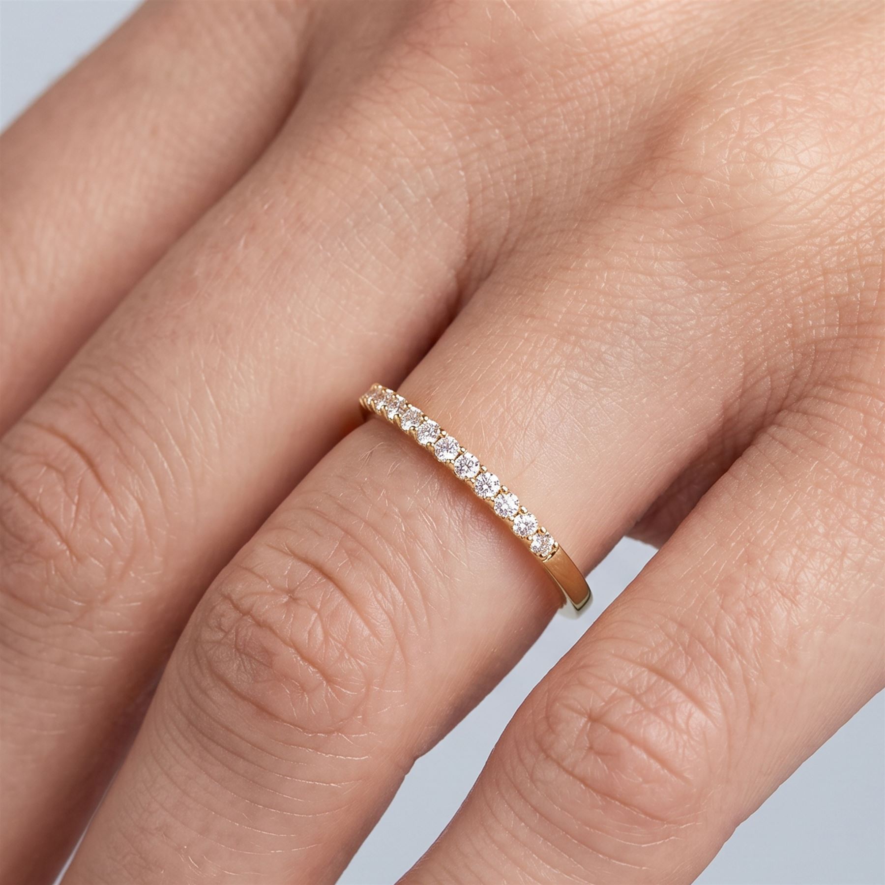 18ct gold diamond half eternity ring, set with sixteen round brilliant cut diamonds, stamped 750, total diamond weight approx 0.20 carat