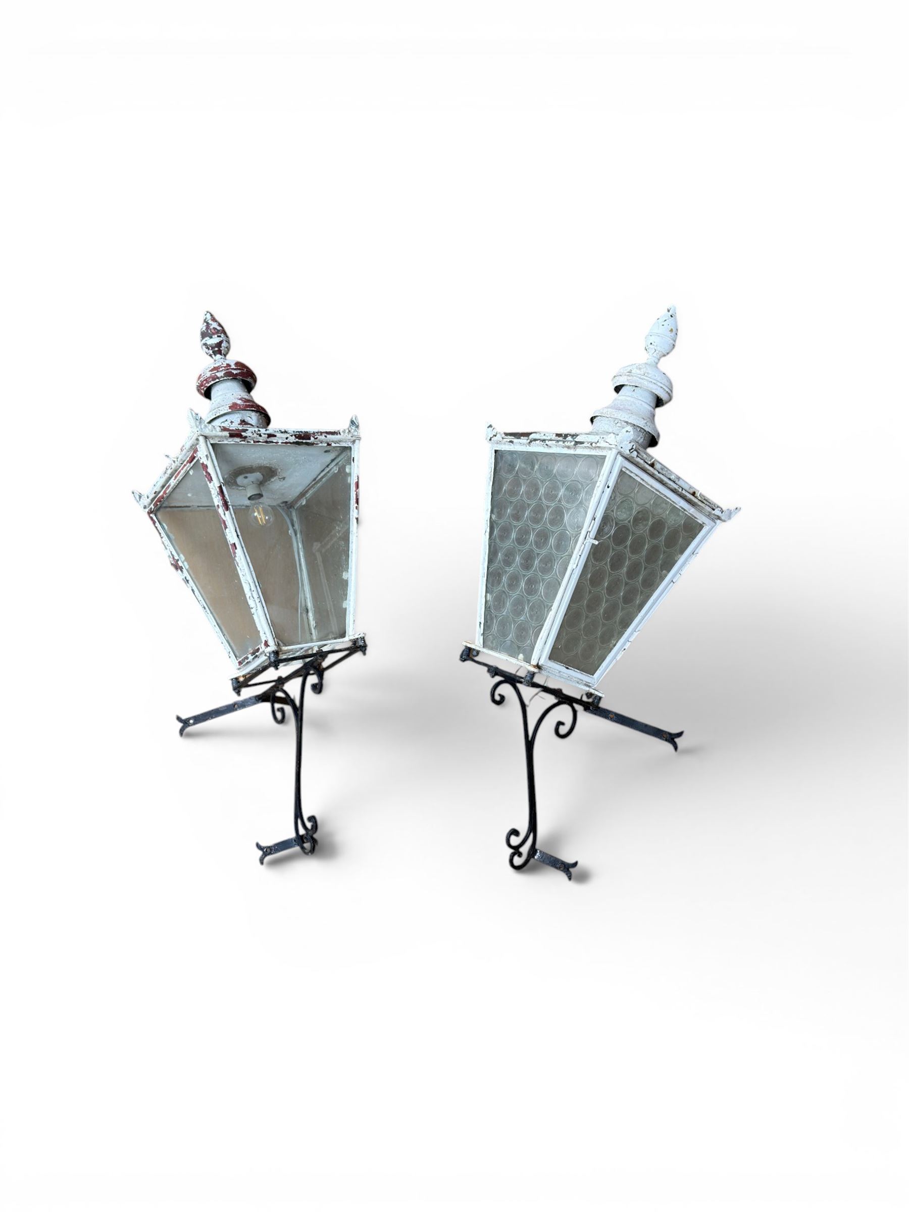 Foster & Pullen (Bradford est. 1896) - Good pair of late 19th century copper coach house or street lamps, painted in rustic white finish, with iron corner brackets, one with clear glass, the other with ring mottled glass, both converted to electricity, height with bracket 150cm