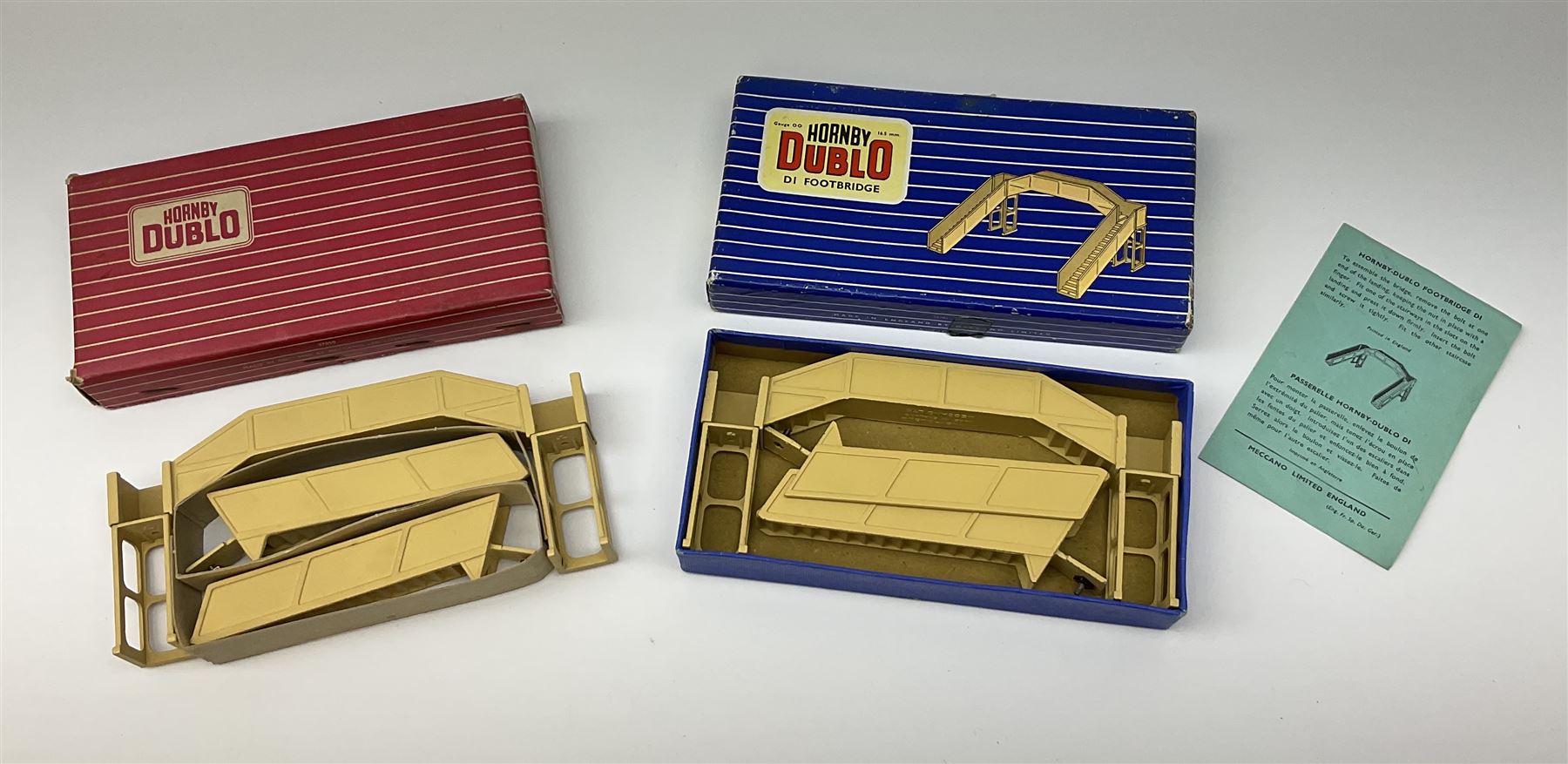 Hornby Dublo - D1 Level Crossing; D1 Signal Cabin with orange roof; D1 Footbridge; and 5010 Footbridge; all boxed (4)
