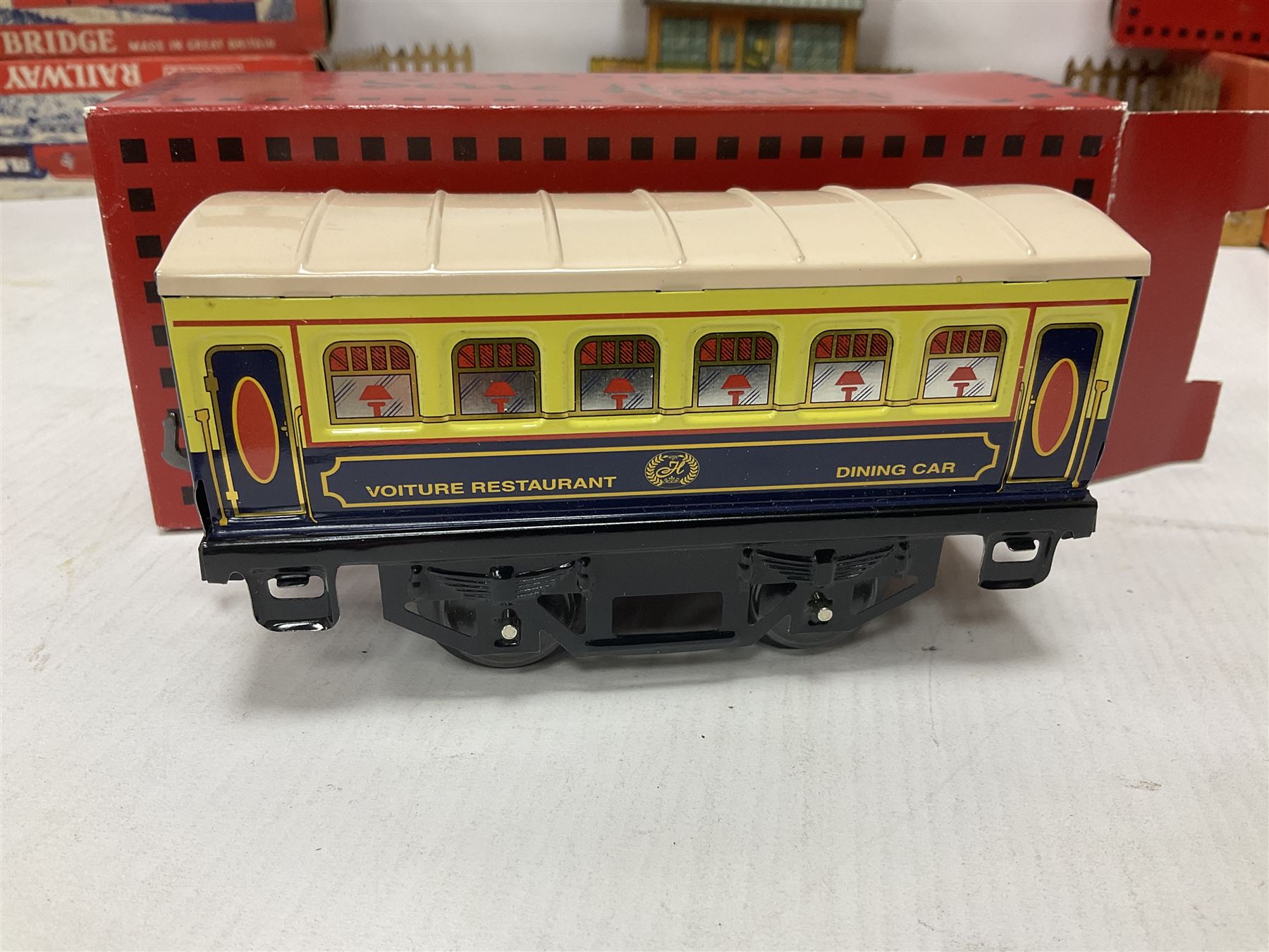 ‘0’ gauge - six boxed Hornby Hachette coaches comprising three Saloon Cars and three Dining Cars in original boxes; three loose ‘SNCF’ cars; three crossings, two Hornby/Meccano railway stations, one bridge and a water tank; two further Mettoy Railways ‘Railway Bridge’ in original boxes (17)