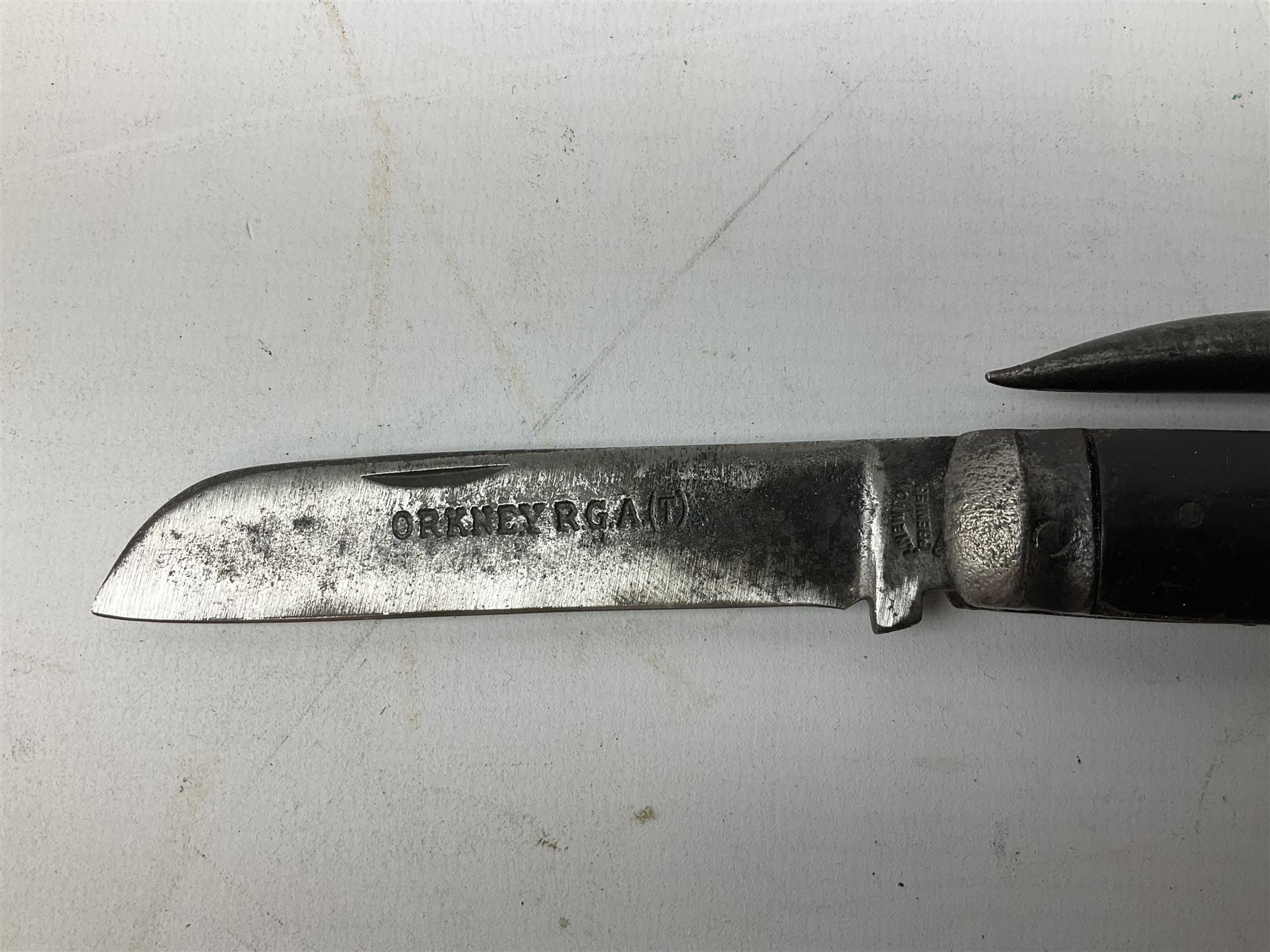 Early 20th century Royal Garrison Artillery Orkney army folding jack/clasp knife, the blade inscribed 'Orkney R.G.A.(T) and marked F. Newton Premier Sheffield, with blade and marlin spike and horn grips