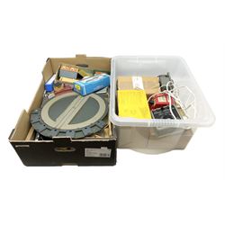 '00' gauge - Hornby Thomas the Tank Engine 0-6-0 locomotive No.1, boxed; electric turntable; various trackside accessories and spare parts; and six Marshall and other power controllers.